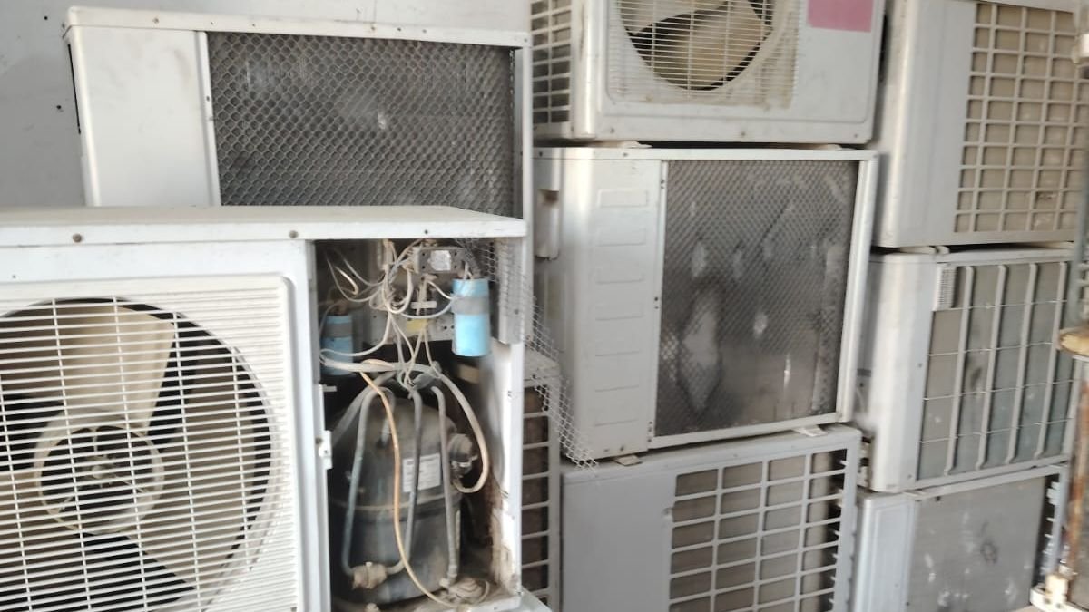 فك مكيفات مستعملة من منزل بالرياض بواسطة فريق مكيفك كاش